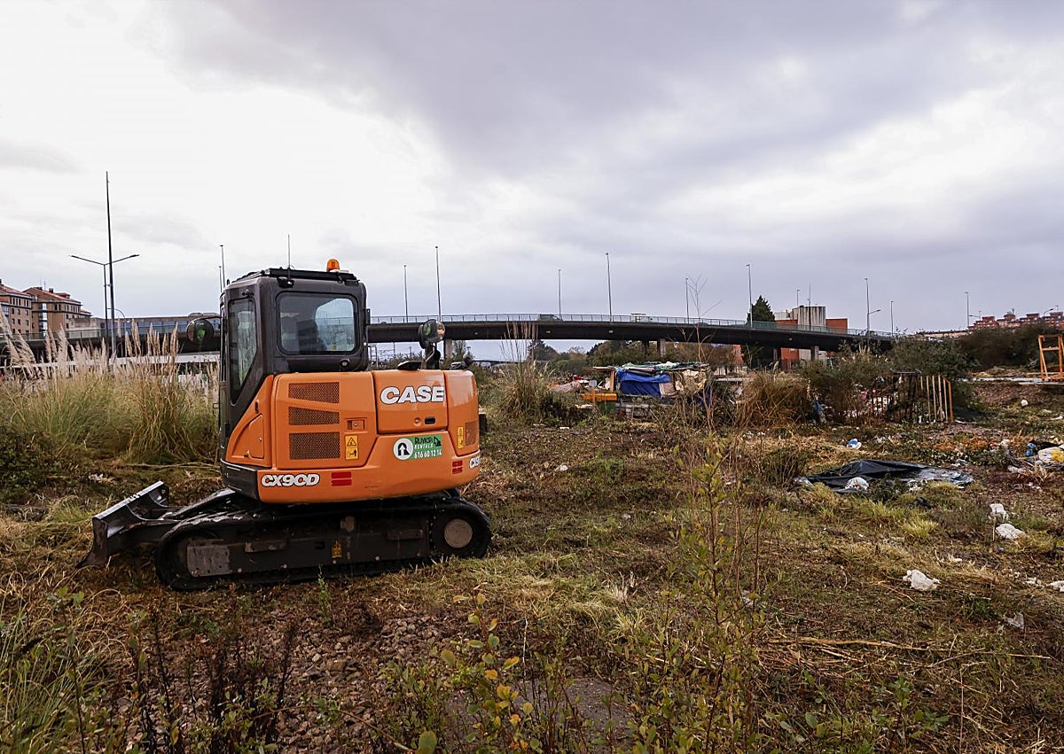 Imagen secundaria 1 - Labores de limpieza en la degradada zona que fue la antigua playa de vías y actualmente espacio de asentamiento de indigentes. 