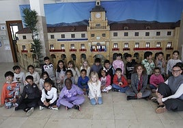 Los niños de primero de Primaria junto a la bióloga María Berdasco y la consejera de Educación.