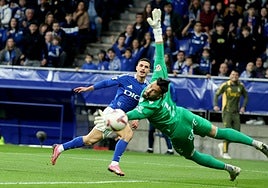 Seoane, con la elástica del Real Oviedo, bate al guardameta del Tenerife en el encuentro disputado en el Tartiere hace un año.