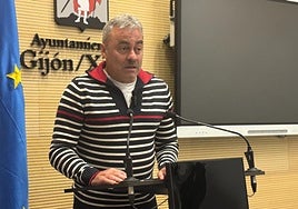 El concejal socialista y consejero de EMULSA, José Ramón Tuero, este jueves, en la sala de prensa del Ayuntamiento de Gijón.