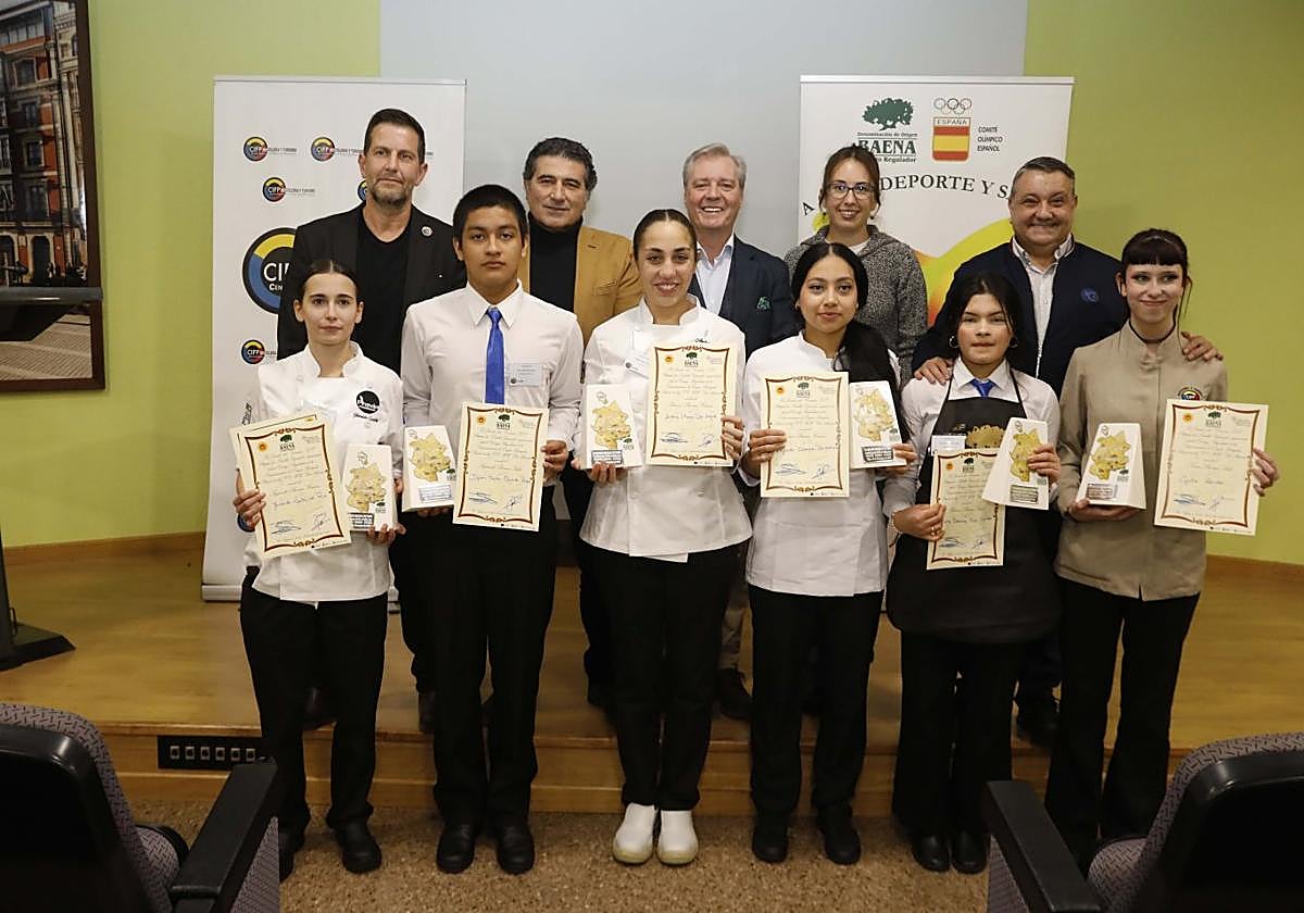 Ganadores de las disciplinas de cocina y sala posan con sus diplomas con los miembros de jurado.