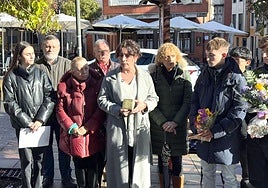 Collado, con la piedra de la memoria junto a la alcaldesa de Noreña.