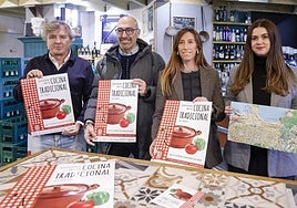 Ángel Lorenzo, Óliver Suárez, Ángela Pumariega y Carla Álvarez con los carteles y gastromapas de las jornadas en la Sidrería Gijón.