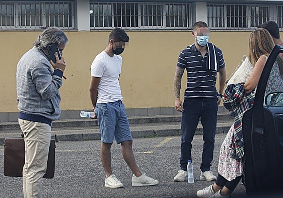 Dos de los cuatro jóvenes portugueses ahora absueltos en 2021 a su salida del centro penitenciario de Asturias tras haber pasado dos meses en prisión preventiva.