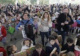rancha Ramos, Anabel Santiago y Jonathan García, en su actuación en el colegio Carmen Ruiz-Tilve.