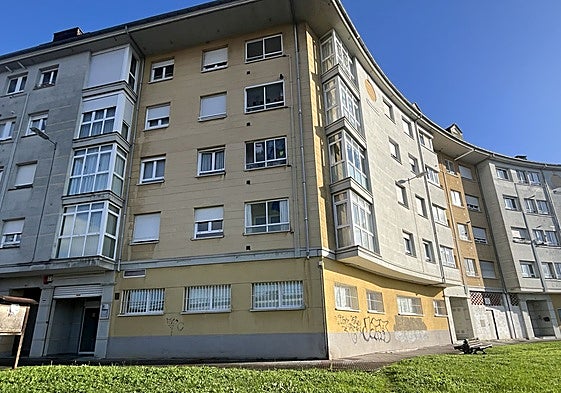 En el bajo, el centro de salud de El Berrón.