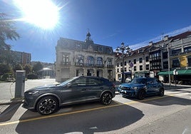 Coches estacionados en las plazas reservadas ante el Ayuntamiento.