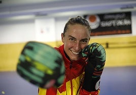 Cristina Leboreiro ultima su puesta a punto en el gimnasio Shotokan de Gijón.