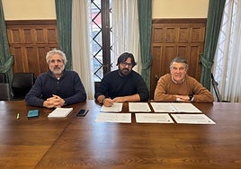 El concejal de Hacienda de Llanes, Xuan Valladares, el alcalde, Enrique Riestra, y el teniente de alcalde, Juan Carlos Armas, en la presentación de los presupuestos para el próximo año.