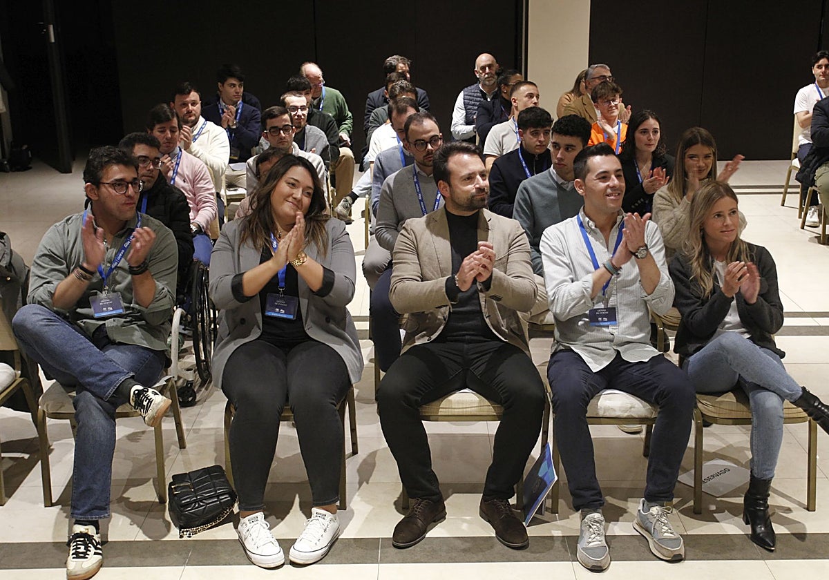 El presidente del PP regional, Álvaro Queipo, junto a representantes de Nuevas Generaciones.
