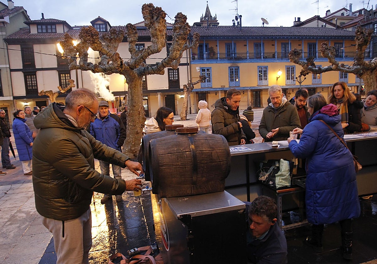 El amagüestu, en la plaza del Fontán.