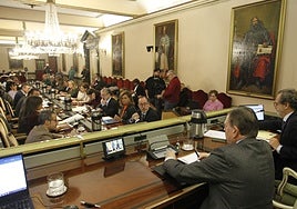 El alcalde, Alfredo Canteli, preside el Pleno extraordinario de aprobación inicial del presupuesto.