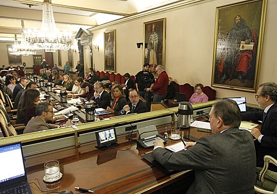 El alcalde, Alfredo Canteli, preside el Pleno extraordinario de aprobación inicial del presupuesto.