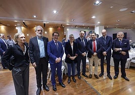 La consejera de Salud, en el centro, antes de su intervención durante el desayuno informativo.