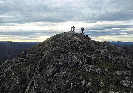 El pico Trigueiro, en los altos de la Sierra de Peñamayor: una de las rutas sugeridas para las caminatas pre-invernales.