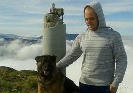 Óscar Díaz Rodríguez, en la montaña con su perro.
