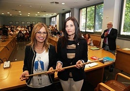 Ángela Vallina y Yasmina Triguero, pasándose el bastón de mando municipal.