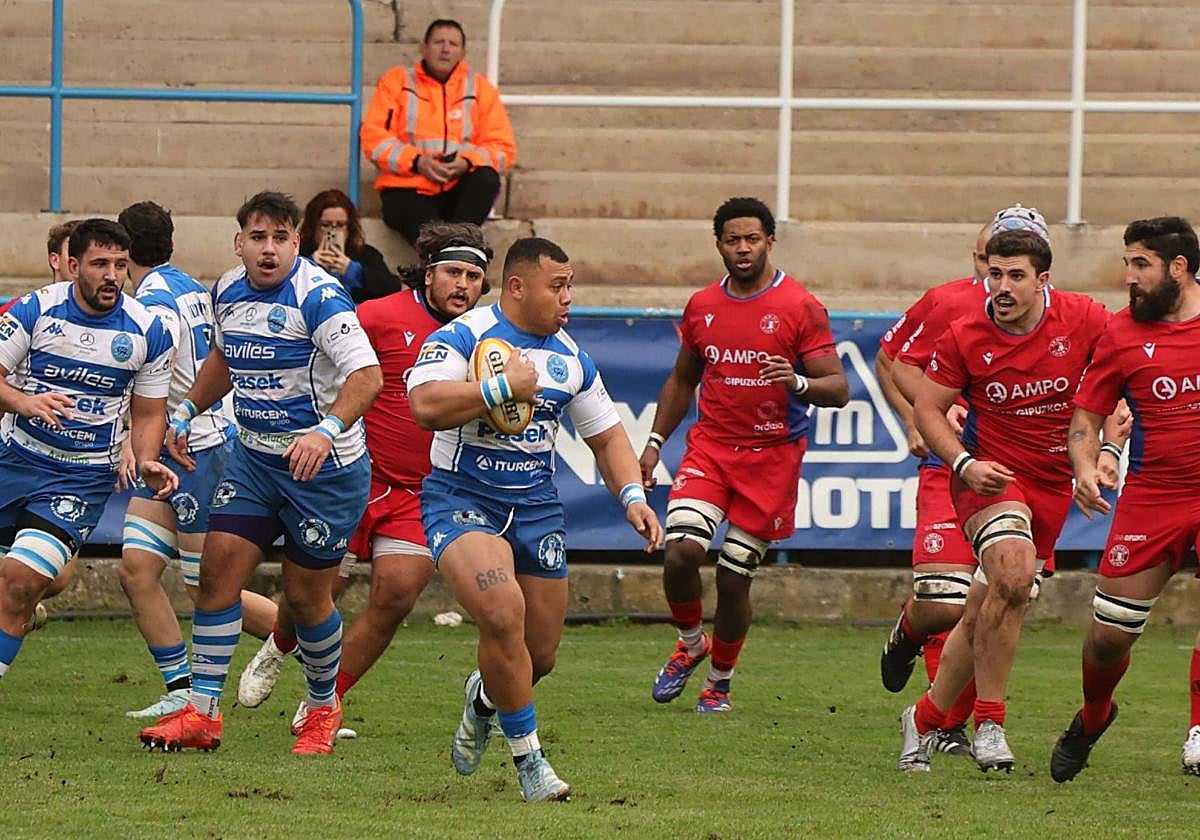 Un ataque del Pasek Belenos ante la correosa defensa del Ampo Ordizia.