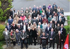 Foto de familia de los asistentes a la comida por los 75 años de la Asociación de Personas Sordas de Gijón.