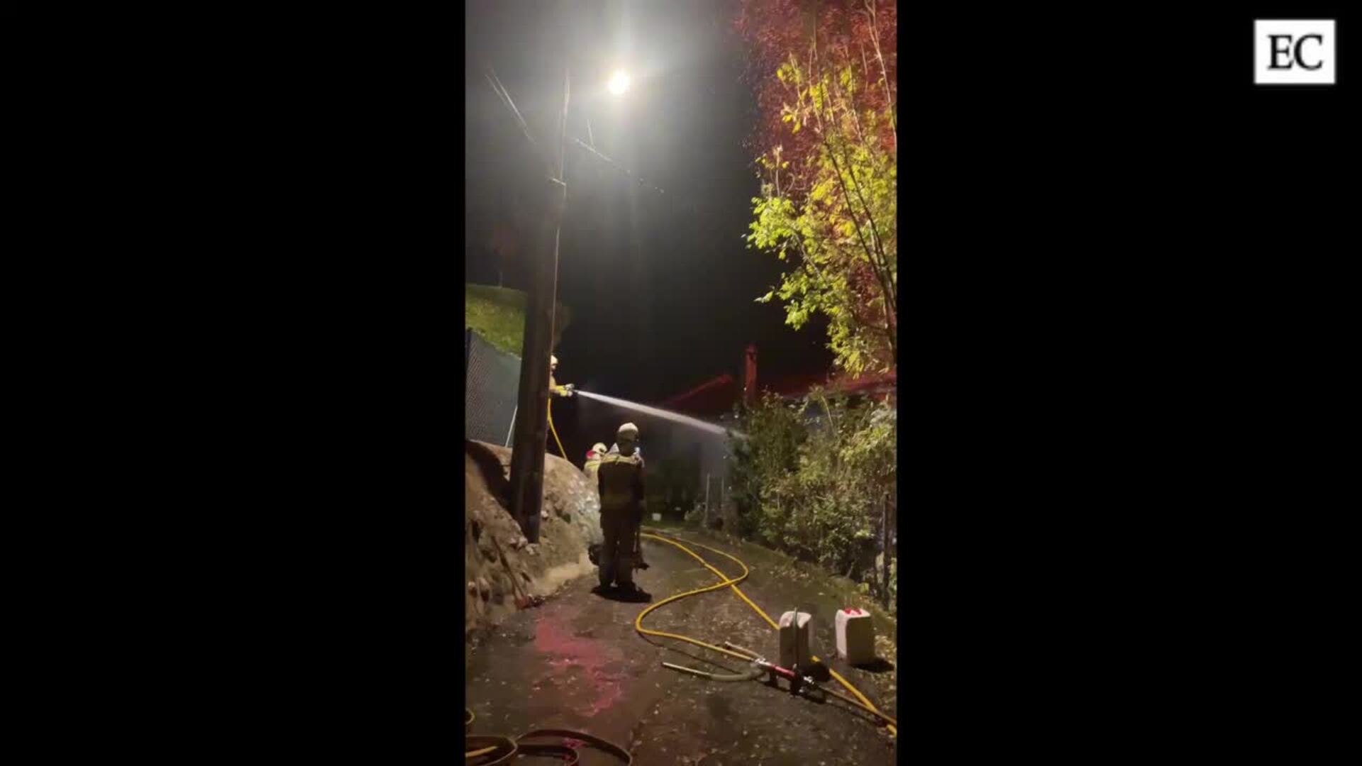 Un incendio devora una vivienda en la zona rural de Oviedo