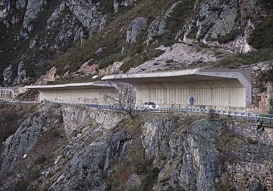 Las dos viseras antialudes actuales, ubicadas en la zona alta de ascenso al puerto de San Isidro