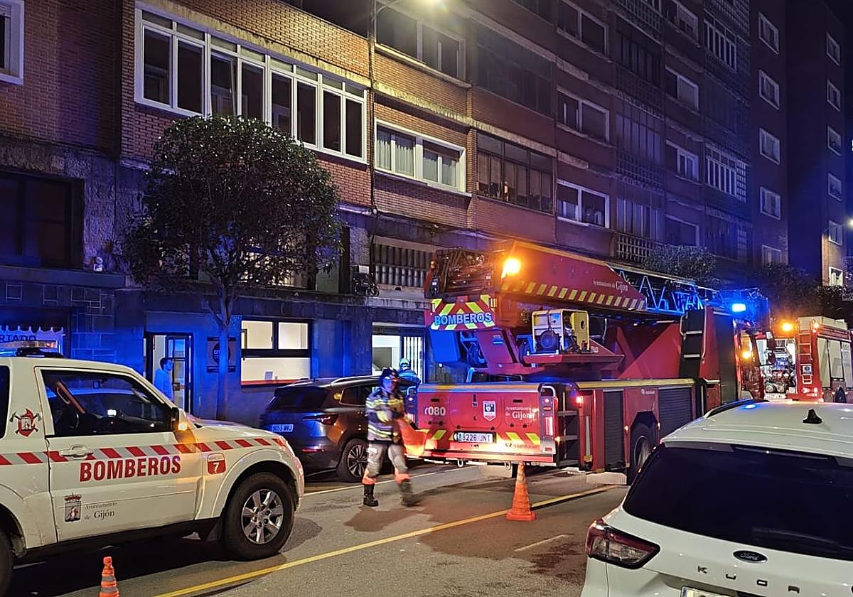 Efectivos de Bomberos trabajan en el edificio afectado.