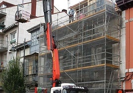Mejora de una fachada en el centro urbano de La Pola