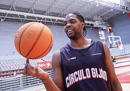 El último fichaje del Círculo, Imru Duje, juega con un balón durante un entrenamiento ya en Gijón.