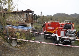 Un camión de Bomberos, junto a la vivienda que se incendió en Casielles.