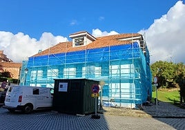 El edificio del Museo Antón, cubierto de andamios.