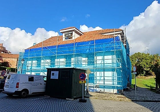 El edificio del Museo Antón, cubierto de andamios.