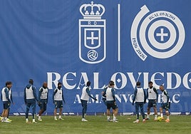 Santi Cazorla, a la derecha, con el balón, es una de las grandes novedades de la convocatoria de Luis Carrión para enfrentarse al Rayo Vallecano.