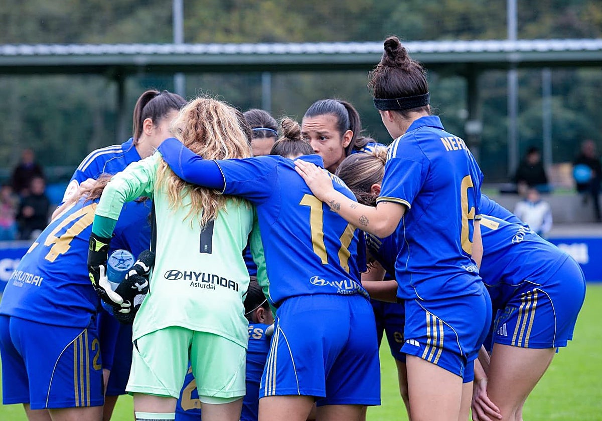 Las jugadoras del Oviedo, haciendo piña.