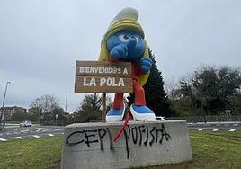 Vandalizan la peana de la Pitufa karateca que da la bienvenida a Pola de Siero
