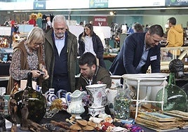 Público en la edición de la Feria de Antigüedades de abril.