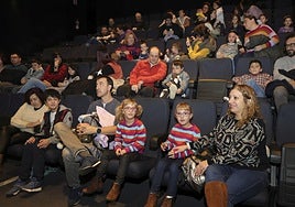 Niñas y niños en el Acuario de Gijón este domingo al mediodía durante la videoconferencia con L'Anguleru.