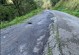 El pavimento de la carretera está muy deteriorado.
