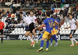 Javi Cueto pugna por un balón con un defensor del Mérida el sábado en el Romano José Fouto.