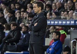 El entrenador del Sporting, Borja Jiménez, durante el partido en Huesca.
