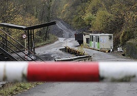 Barrera de acceso a la mina de Vega de Rengos, en Cangas del Narcea.