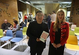 Antonio Liu Yang y Begoña Fernádez-Costales, en Oviedo.