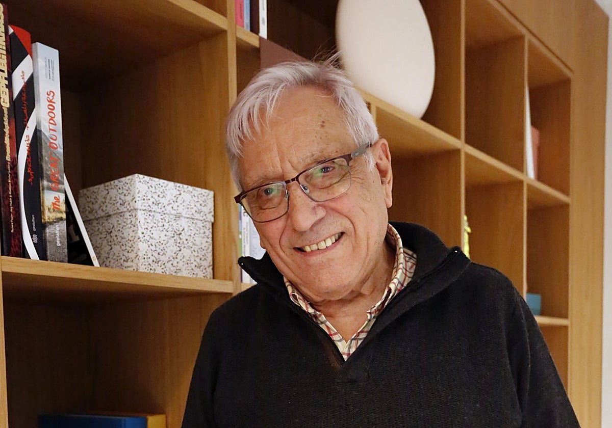 José Marcelino García, durante la entrevista en EL COMERCIO, con el libro que presenta este miércoles.