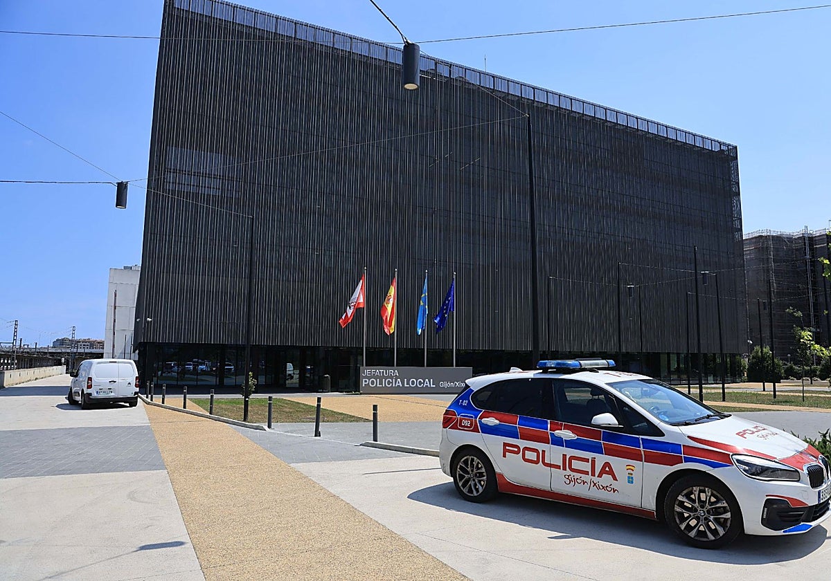 Un coche de la Policía Local, frente a la nueva Comisaría.