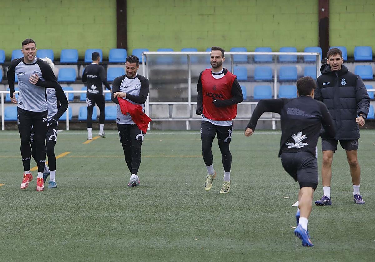 Kevin Bautista, Natalio, Campabadal, el preparador físico Hugo Laviana y Guzmán, de espaldas, en el ensayo de ayer en La Toba 2.