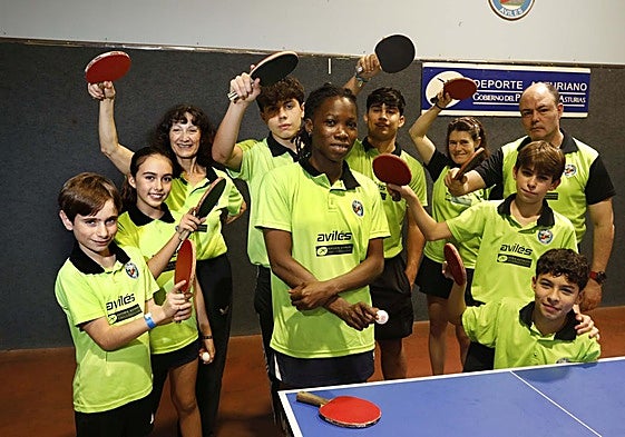 Oyeniyi Kehinde, mentora, rodeada por algunos jugadores y jugadoras del Avilés TM.