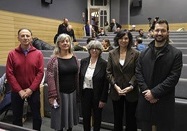 Manuel González, jefe del departamento de Educación de la Fundación de Cultura; Verónica Rodríguez, jefa del departamento de Innovación Cultural; Carmen Ortiz, investigadora y ponente; Montserrat López Moro, edil de Cultura, y Aitor Martínez Valdajos, director de la fundación.