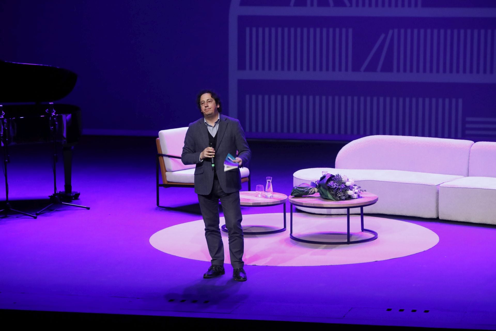 Rodrigo Cuevas y David Uclés protagonizaron el Ciclo de la Palabra en el Centro Niemeyer
