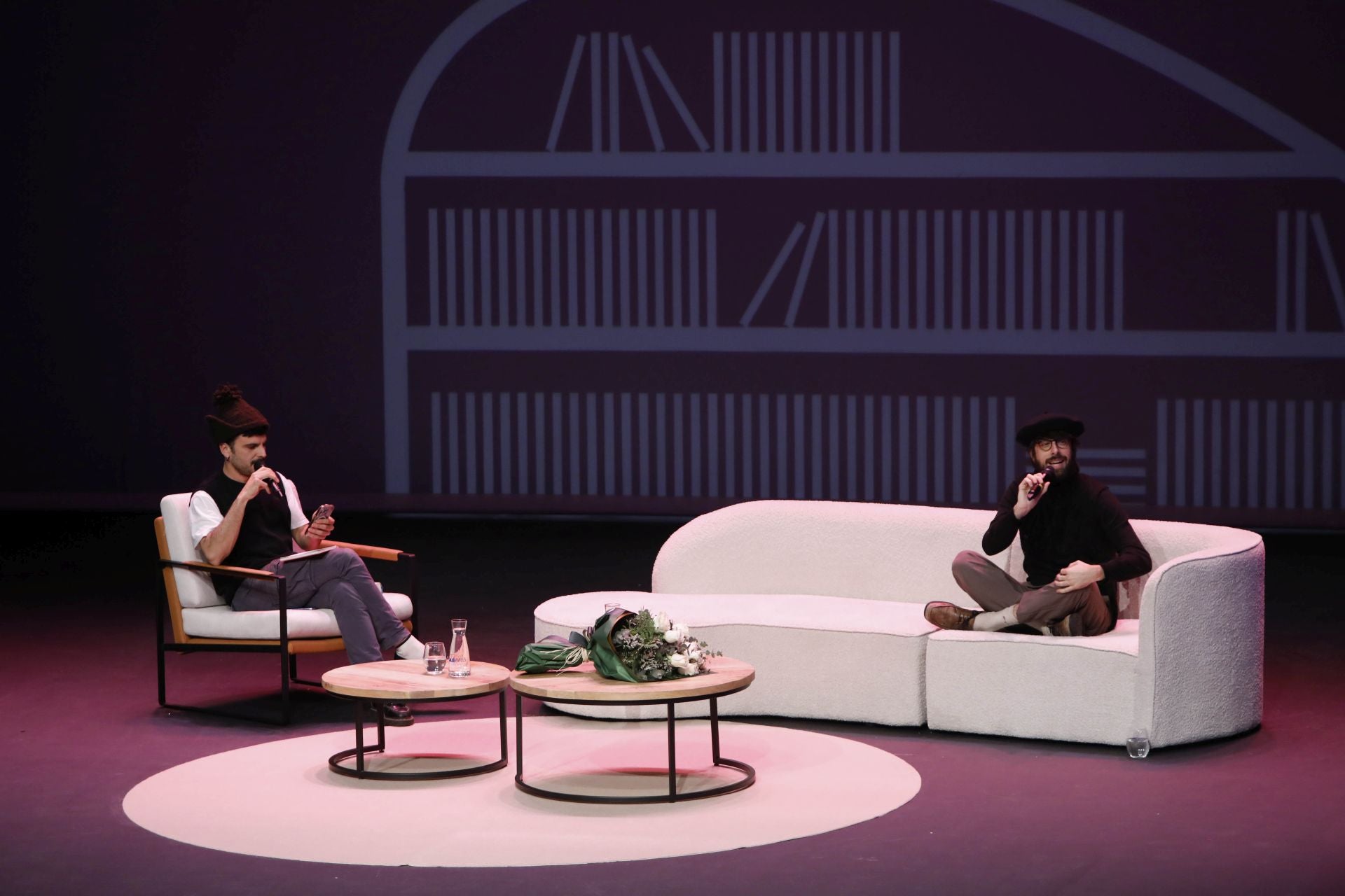 Rodrigo Cuevas y David Uclés protagonizaron el Ciclo de la Palabra en el Centro Niemeyer