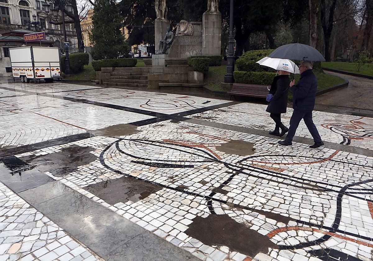 El mosaico del Paseo de los Álamos, cubierto de parches de cemento.