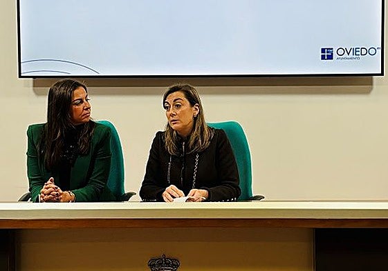 Alejandra González y Sonsoles Peralta, en la sala de prensa.
